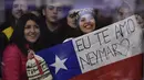  Neymar disambut dengan poster "I Love You Neymar" saat mendarat di kota Temuco, Cile. (AFP/Rodrigo Buendia)