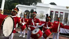 Anggota Paspampres menabuh genderang saat atraksi marching band di halaman luar Istana Merdeka, Jakarta, Minggu (28/8). Sebulan sekali masyarakat di Ibu Kota disuguhkan atraksi pergantian jaga Paspampres di lingkungan Istana. (Liputan6.com/Faizal Fanani)