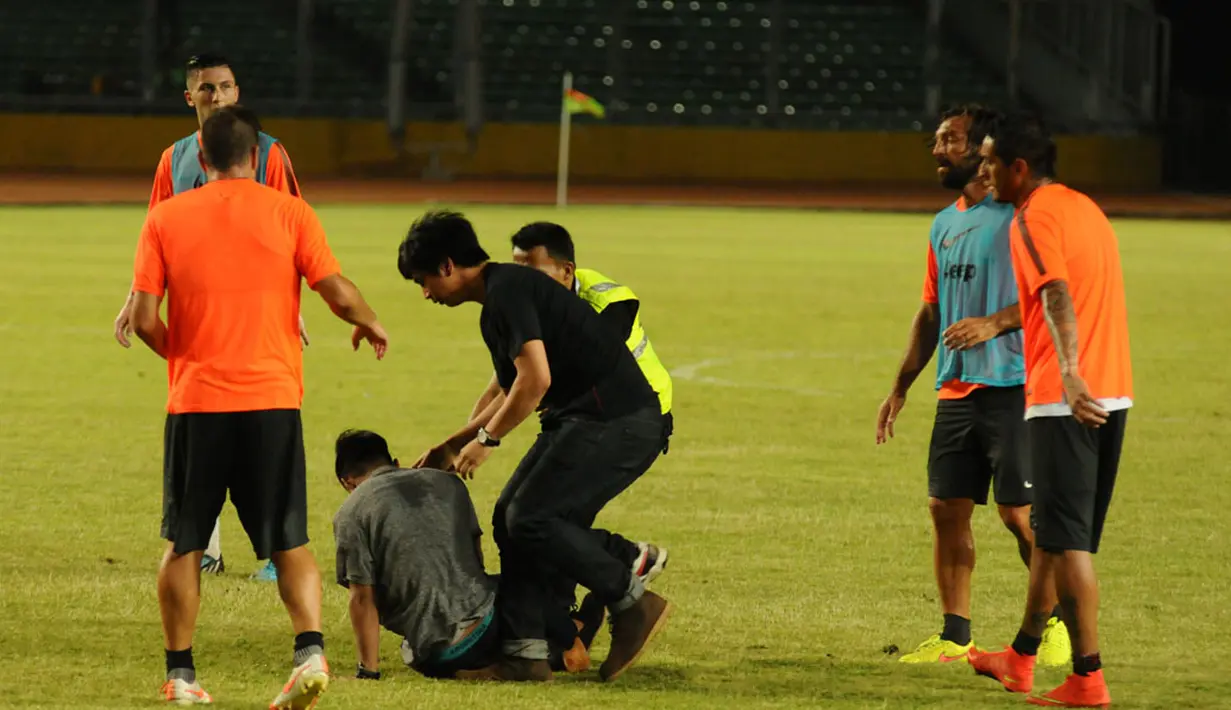 Reaksi beberapa pemain Juventus saat menyaksikan salah satu penggemarnya diamankan petugas keamanan di Stadion GBK, Jakarta, (5/8/2014). (Liputan6.com/Helmi Fithriansyah)