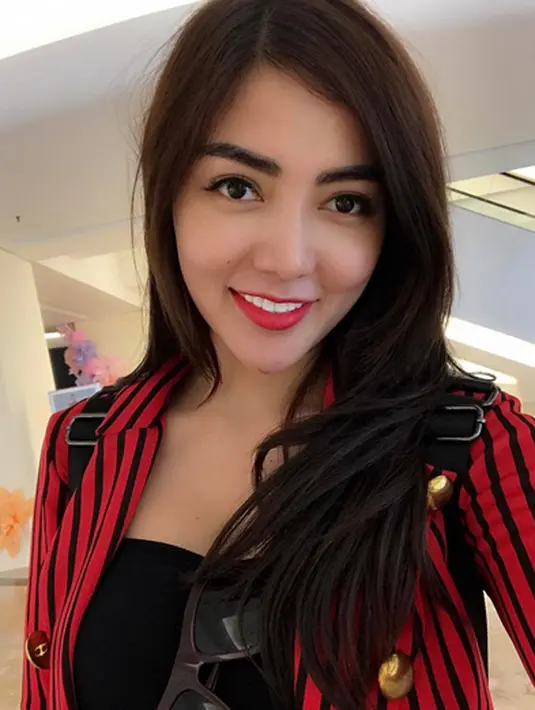 Sebagai mantan kekasih, ternyata Bella pun sudah mendengar kabar bahagia ini. Ia pun memberikan tanggapan yang cukup mengejutkan terkait dengan pernikahan Adjie dan Novita yang berlangsung pada Minggu (14/4/2017). (Instagram/bellashofie5292)