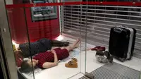 Budget Cekak, 2 Turis Ini Nekat Nginap di Gerai ATM