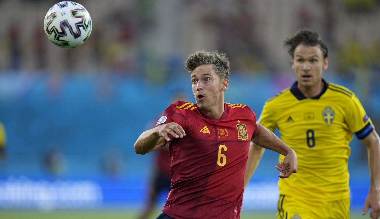 Menjelang babak pertama usai, hampir saja Swedia membuka skor lewat gol bunuh diri gelandang Marcos Llorente. Untung saja, kiper Spanyol, Unai Simon sigap membaca arah bola. (Foto: AP/Pool/Thanassis Stavrakis)