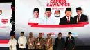 Capres dan Cawapres nomor urut 02 Prabowo Subianto-Sandiaga Uno, Capres dan Cawapres nomor urut 01, Joko Widodo-Ma'ruf Amin, Ketua KPU, Ketua Bawaslu usai Debat Pilpres 2019 kelima di Jakarta, Sabtu (13/4). Debat kelima merupakan debat terakhir dalam masa kampanye. (Liputan6.com/Johan Tallo)