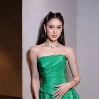 Pilihan warna hijau yang bold bukan hanya statement, tapi juga memberi kesan powerful yang selaras dengan karakter yang tengah ia perankan. [@yasminnapper].