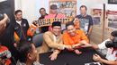 Walikota Bandung, Ridwan Kamil berbincang dengan Ketua Umum Jakmania, Richard Ahmad, saat berkunjung ke kantor Persija di Jakarta, umat (16/10/2015). (Bola.com/Nicklas Hanoatubun)