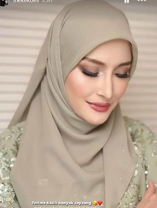 Detail makeup Inneke Koesherawati bikin pangling. Wajah artis senior ini dipoles oleh MUA Jovanka. Berusia 48 tahun, Inneke Koesherawati awet muda usai wajahnya dipoles ketika hadiri pernikahan keponakannya ini. Hijab Inneke ditata oleh hijab stylish Rahmah Susilowati. Pakai hijab simpel menutupi dada, artis yang mulai debut lewat film Misteri Ronggeng ini cantik memesona. (Liputan6.com/IG/@inekekoes)