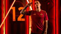 Kostas Tsimikas saat diperkenalkan sebagai pemain AS Roma. (X/AS Roma)