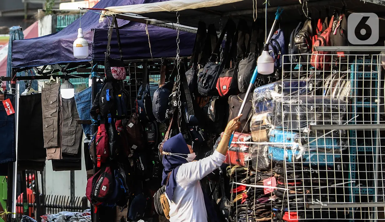 Pedagang Kaki Lima merapikan dagangannya di kebayoran lama, Jakarta, Selasa (21/9/2021). Untuk mendorong pertumbuhan ekonomi dampak PPKM pemerintah mempercepat penyaluran Bantuan Langsung Tunai (BLT) untuk Pedagang Kaki Lima (PKL). (Liputan6.com/Johan Tallo)