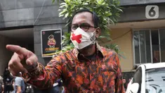 Direktur Lokataru Haris Azhar usai memenuhi panggilan mediasi di Polda Metro Jaya, Kamis (21/10/2021). Haris Azhar memenuhi panggilan mediasi berkaitan dengan dugaan pencemaran nama baik yang dilaporkan Menko Bidang Kemaritiman dan Investasi Luhut Binsar Pandjaitan. (Liputan6.com/Herman Zakharia)