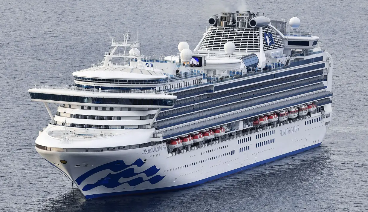 Kapal pesiar Diamond Princess berlabuh di Pelabuhan Yokohama saat kedatangan di Yokohama, Tokyo (4/2/2020). Langkah karantina dilakukan setelah penumpang 80 tahun yang turun dari kapal pesiar itu di Hong Kong pada 25 Januari lalu, dinyatakan positif terinfeksi virus corona. (Kyodo News via AP)