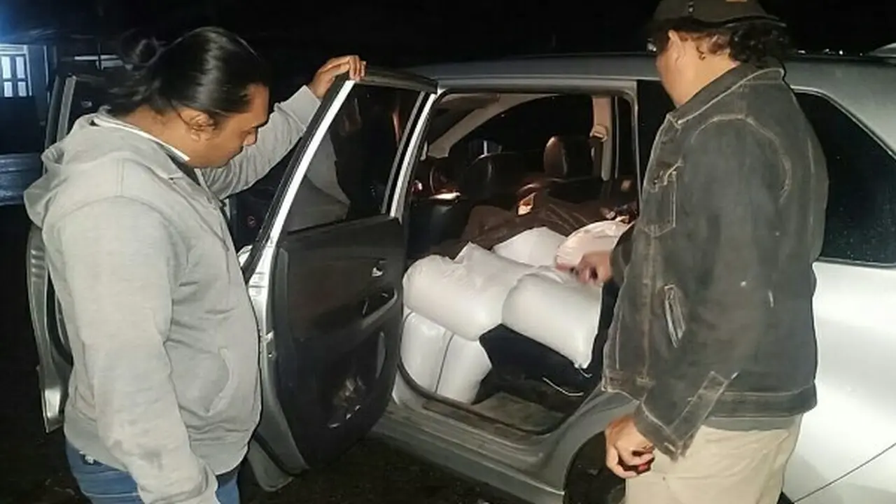 Polisi saat memeriksa sebuah mobil yang membawa Cap Tikus dari Bolmong hendak menuju ke Gorontalo.
