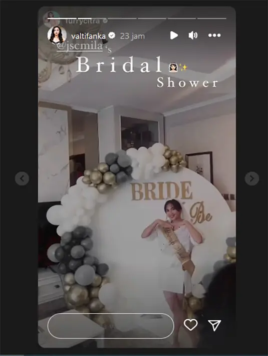 Pemeran dalam sinetron Ganteng Ganteng Serigala itu tampil cantik dengan kemeja putih serta bawahan putih. Acara bridal shower dari sahabat digelar pada Rabu (29/3). [Instagram/jessicamila]