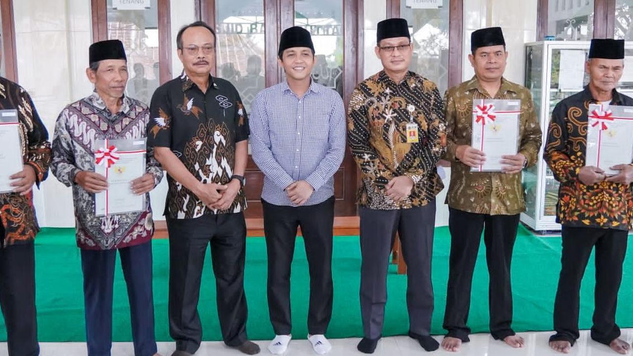 Di samping itu, terdapat pula Masjid Baitul Muttaqin yang terletak di Desa Karangrejo, Kecamatan Borobudur yang telah berdiri sejak tahun 1951 yang juga menjadi lokasi penyerahan sertipikat dapat disertifikasi pada tahun 2023. Masjid tersebut diketahui ha