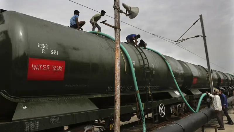 Rangkaian kereta tanki yang membawa air bersih untuk mengatasi kekeringan di Chennai, India (AP/Manish Swarup)