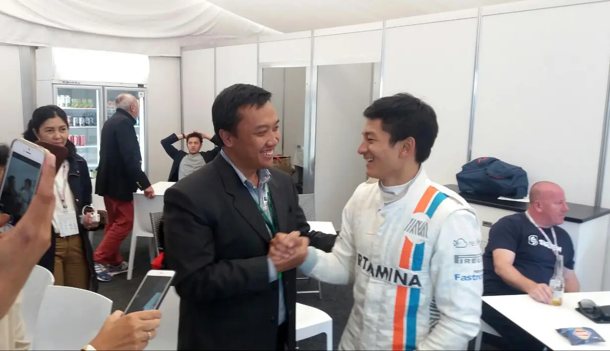 Pebalap Manor F1 Team, Rio Haryanto saat bertemu Menteri Pemuda dan Olahraga, Imam Nahrawi usai balapan perdana Formula One Australian Grand Prix, Melbourne, Minggu (20/3/2016). (Bola.com/Rio Haryanto Media)