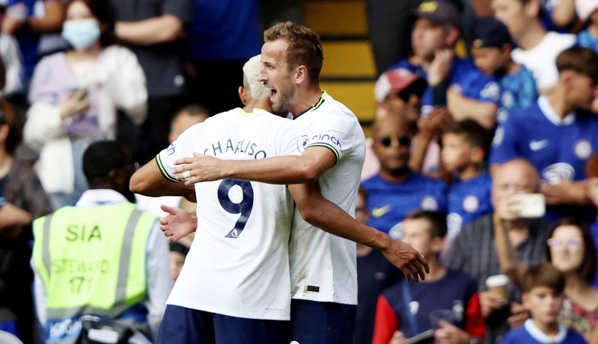 Namun gol Harry Kane ini dinilai berbau kontroversial dan tidak sah. Ada pelanggaran dari pemain Spurs dalam proses terciptanya kedua gol, tapi wasit Anthony Taylor membiarkannya. (AP/Ian Walton)