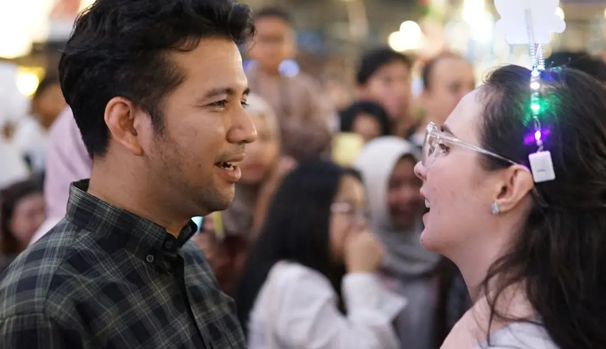 Kenakan bando tahun baru, Arumi Bachsin dan Emil Dardak terlihat romantis dengan saling tatap [@arumibachsin_94]