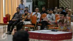 Calon pimpinan KPK Jimmly Asshiddiqie mengikuti wawancara tahap akhir di Gedung Sekretariat Negara, Jakarta, Selasa (25/8/2015). Dalam paparannya, mantan Ketua MK itu menolak koruptor dihukum mati. (Liputan6.com/Faizal Fanani)