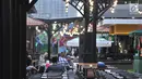 Pengunjung berada di area Food Street di Pulau D reklamasi atau Pantai Maju, Jakarta, Selasa (29/1). Tidak hanya menyajikan makanan, pengunjung juga bisa menikmati alunan musik nan syahdu yang disajikan sepanjang malam. (Merdeka.com/Iqbal S. Nugroho)