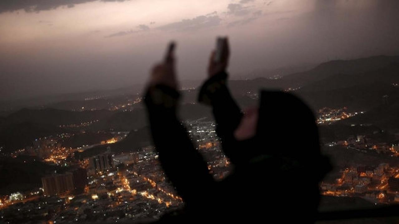 Kekhusyukan jemaah haji panjatkan doa di Gua Hira