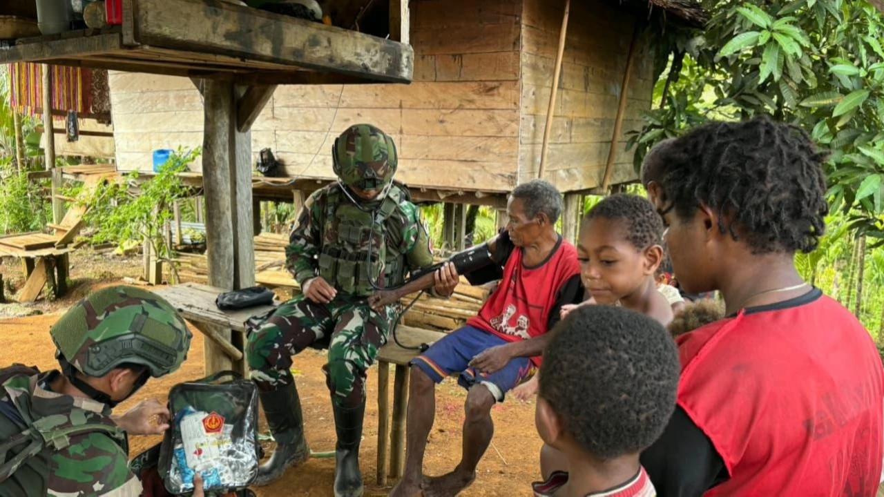 Momen Prajurit Koops TNI Habema Menembus Pelosok Papua, Beri Pelayanan Kesehatan untuk Warga