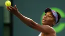 Mantan petenis nomor satu dunia, Venus Williams bersiap mengembalikan bola ke arah petenis non unggulan AS, Danielle Collins pada babak perempat final Miami Terbuka 2018 di Crandon Park, Kamis (29/3). Venus menyerah dengan skor 2-6, 3-6. (AP/Wilfredo Lee)