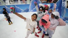 Anak-anak berselfie saat bermain sajlu di Snow Village di salah satu pusat perbelanjaan di kawasan Tangsel, Senin (17/12). Jelang Natal dan Tahun Baru sejumlah pusat perbelanjaan menyajikan kegiatan untuk menarik pengunjung. (Merdeka.com/Arie Basuki)