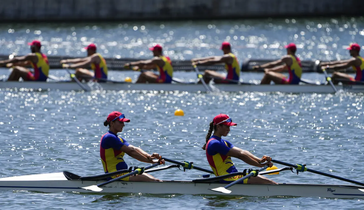 Tim dayung Rumania berlatih jelang Olimpiade Tokyo 2020 di Sea Forest Waterway, Tokyo, Jepang, Minggu (18/7/2021). Olimpiade Tokyo 2020 dijadwalkan bergulir mulai 23 Juli hingga 8 Agustus 2021. (AP Photo/Jae C. Hong)