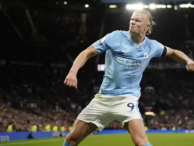 Penyerang Manchester City Erling Haaland berselebrasi setelah mencetak gol pembuka timnya ke gawang Manchester United pada pekan ke-10 Liga Inggris 2023/2024 di Old Trafford, Senin (30/10/2023) dini hari WIB. (AP Photo/Dave Thompson)