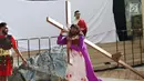 Suasana ketika Yesus memikul salib dalam teatrikal prosesi jalan salib di Gereja Santa Maria Regina Bintaro, Tangerang Selatan, Banten, Jumat (30/3). Prosesi ini bagian dari perayaan Paskah yang dirayakan umat Kristian. (Liputan6.com/Angga Yuniar)