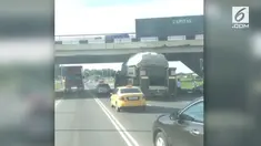 Sebuah tank terjebak di bawah jembatan di Kaliningrad. Dari arah Ulitsa Aleksandra Nevskog menuju Primorskoye Koltso.