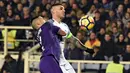Pemain Fiorentina, Marco Benassi (kiri) berebut bola dengan pemain Inter Milan, Mauro Icardi pada laga Serie A di Artemio Franchi Stadium, Florence, (5/1/2018). Inter bermain imbang 1-1 dengan Fiorentina. (Maurizio Degl'Innocenti/ANSA via AP)