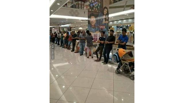 6 Kelakuan Kocak Bapak-Bapak saat Belanja Ini Bikin Ngakak