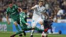 Pemain Real Madrid, Marcos Llorente (kanan) mengecoh dua pemain Leganes pada perempat final Copa del Rey di Santiago Bernabeu stadium, Madrid, (24/1/2018). Leganes menang 2-1. (AP/Francisco Seco)