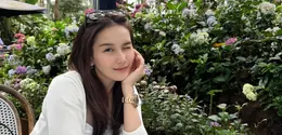 Di sela kesibukannya di dunia hiburan, pelantun Alamat Palsu itu memilih menikmati suasana alam yang sejuk dengan mengunjungi kafe bernuansa hutan pinus yang asri. Tak hanya pemandangannya yang mencuri perhatian, gaya kasual Ayu juga sukses menciptakan pesona bak eonnie Korea yang effortless dan stylish. [@ayutingting92].