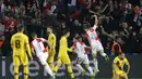 Para pemain Slavia Praha merayakan gol yang dicetak oleh Jan Boril ke gawang Barcelona pada laga Liga Champions 2019 di Stadion Sinobo, Rabu (23/10). Barcelona menang 2-1 atas Slavia Praha. (AP/Petr David Josek)