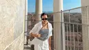 Beby Tsabina yang baru saja sah dipersunting oleh Rizki Natakusumah memilih Tuscany sebagai destinasi honeymoonnya. Di salah satu potret yang diunggahnya, Beby tampil chic mengenakan inner hitam-putih yang ditumpuknya dengan kemeja lengan panjang dan celana panjang yang sama-sama berwarna putih. [Foto: Instagram/bebytsabina]
