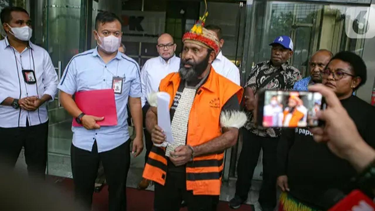 Permintaan Ricky tidak langsung diamini oleh petugas. Kondisi itu membuat Ricky emosi dan langsung mendorong staf JPU KPK bernama Waluyo.&nbsp;