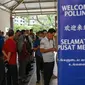 Warga Singapura tiba untuk memberikan suara di tempat pemungutan suara untuk pemilihan presiden (pilpres) Singapura, Jumat (1/9/2023). (Roslan RAHMAN / AFP)