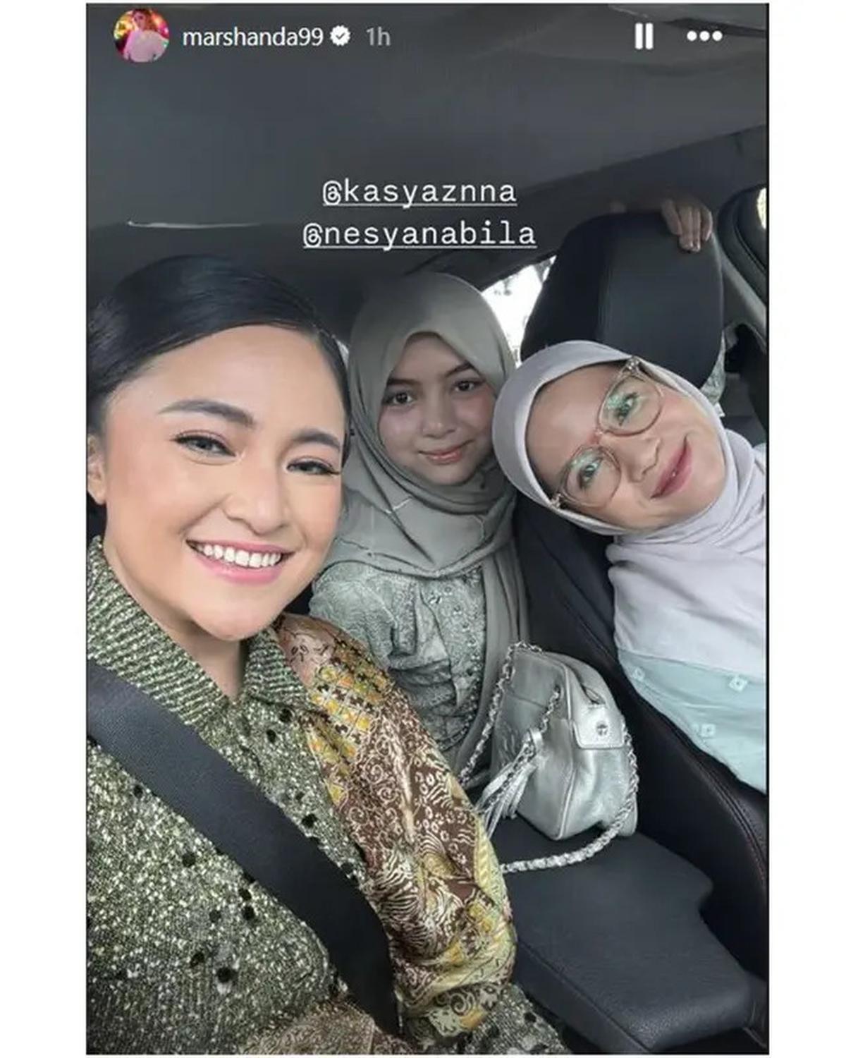 6 Potret Marshanda Dampingi Sienna Wisuda Kelulusan SD, Outfitnya Memukau