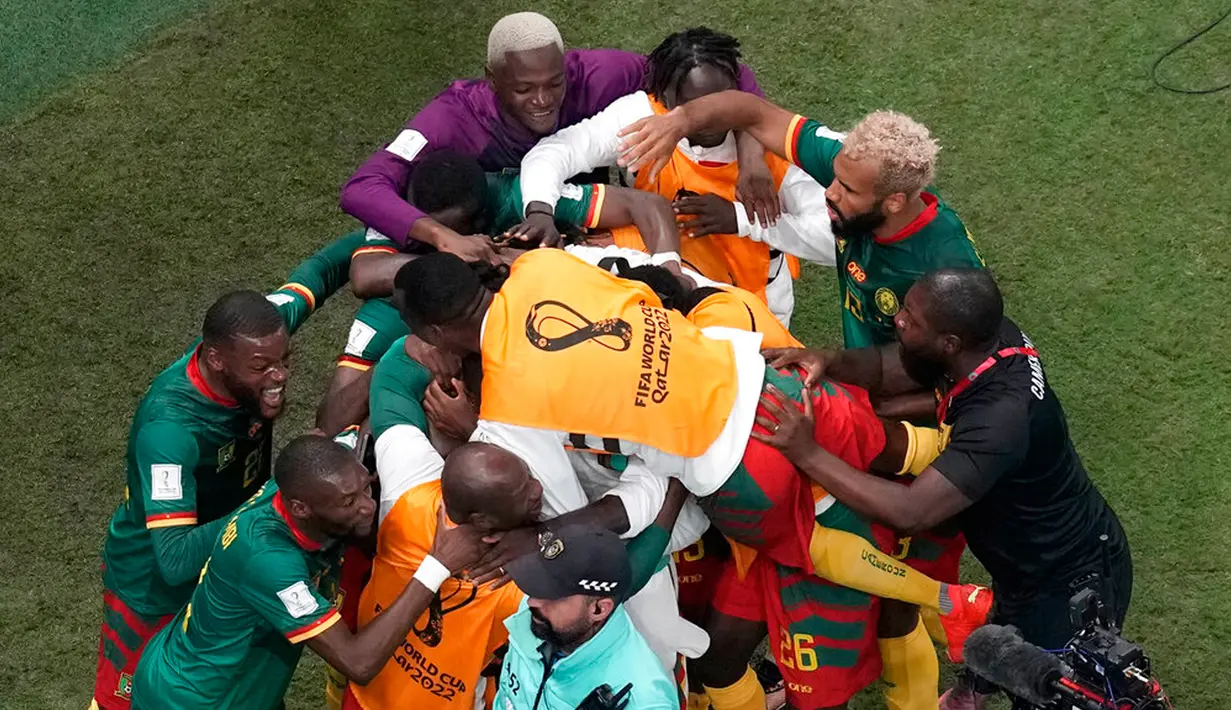Para pemain Kamerun merayakan setelah mencetak gol ke gawang Brasil pada pertandingan sepak bola Grup G Piala Dunia 2022 di Stadion Lusail, Lusail, Qatar, 2 Desember 2022. Kamerun menang 1-0 atas Brasil, namun tetap tak lolos ke babak selanjutnya. (AP Photo/Thanassis Stavrakis)