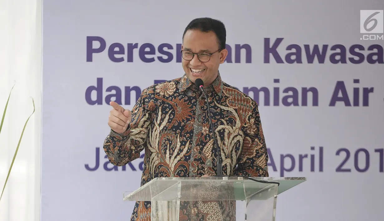 Gubernur DKI Jakarta, Anies Baswedan memberikan sambutan saat peresmian Air Siap Minum di Stasiun MRT Dukuh Atas, Jakarta, Selasa (30/4/2019). Fasilitas air siap minum itu diharapkan memberi rasa kenyamanan bagi setiap masyarakat yang memerlukan kebutuhan air minum. (Liputan6.com/Faizal Fanani)