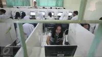 Sejumlah siswa berada di ruangan bersiap untuk mengikuti Ujian Nasional Berbasis Komputer (UNBK) di SMAN 70 Jakarta, Senin (4/4). Peserta UN 2016 mengerjakan ujian mata pelajaran Bahasa Indonesia di jam pertama. (Liputan6.com/Gempur  M Surya)