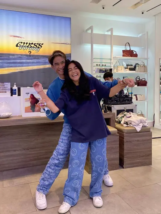 Kerap jalani momen bersama, keduanya tidak ragu untuk memamerkan kemesraan. Dalam beberapa kesempatan, potret yang diabadikan keduanya terlewat mesra yang menuai banyak komentar netizen. (Liputan6.com/IG/@iamdevano)
