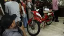 Sejumlah koleksi yang ada di Museum Betawi dipamerkan selama Festival Lebaran Betawi 2017 di Setu Babakan, Jakarta Selatan, Sabtu (29/7). Berbagai senjata tradisional suku Betawi hingga alat musik trombon ikut dipamerkan. (Liputan6.com/Herman Zakharia)