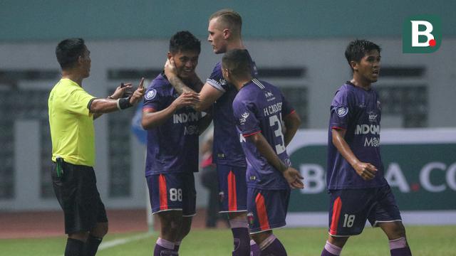 Foto: Raih Kemenangan Kedua, Persib Bandung Dampingi Bali United Pimpin Klasemen BRI Liga 1 2021 / 2022