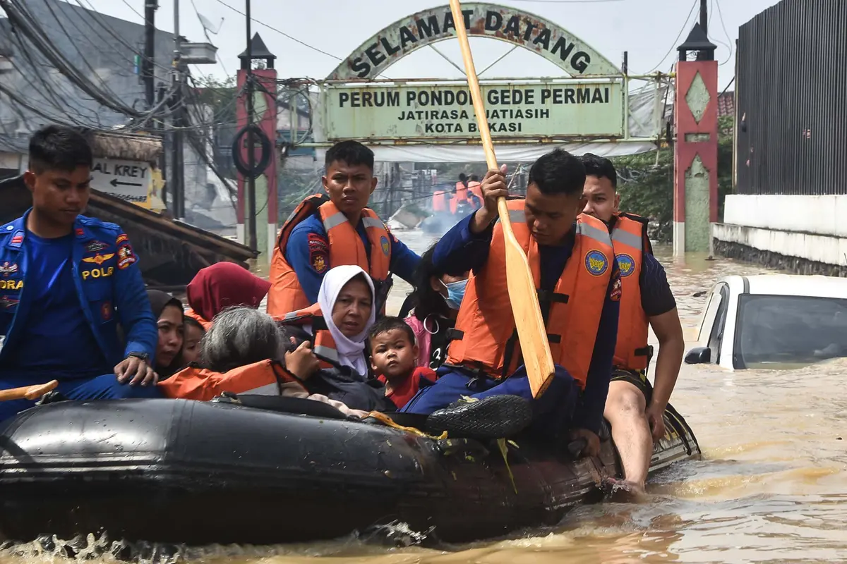 Bekasi Lumpuh, Banjir Rendam Perkumiman hingga Perkantoran