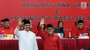 Pasangan Cagub-Cawagub Jawa Timur, Saifullah Yusuf (baju putih) dan Abdullah Azwar Anas saat diperkenalkan Ketua Umum PDIP Megawati Soekarno Putri di Jakarta, Minggu (15/10). Megawati juga menetapkan Cagub-Cawagub Sulsel. (Liputan6.com/Helmi Fithriansyah)