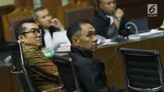Mantan anggota Dewan Komisaris PT Pertamina (Persero), Gita Wirjawan (kanan) bersaksi pada sidang lanjutan dugaan korupsi akuisisi Blok Basker Manta Gummy dengan terdakwa mantan Dirut PT Pertamina, Karen Agustiawan di PengadilanTipikor, Jakarta, Kamis (9/5/2019). (Liputan6.com/Helmi Fithriansy