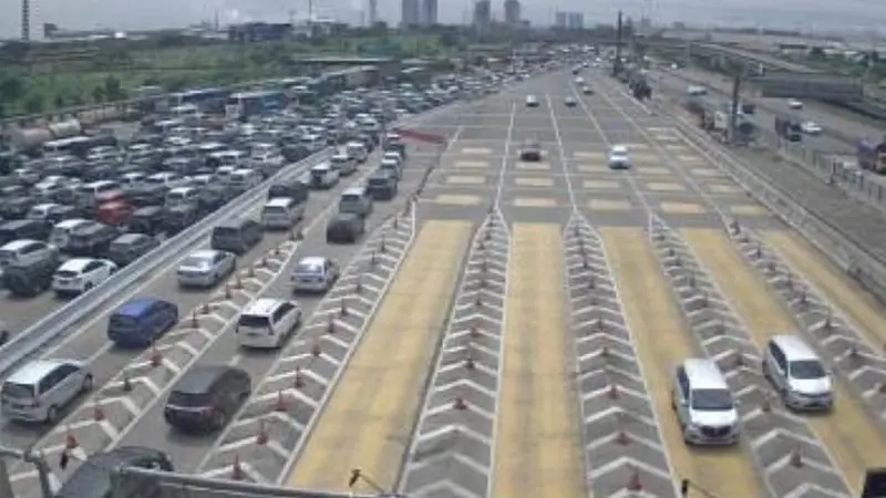 Situasi antrian kendaraan sekitaran Gerbang Tol Cikarang Utama arah Cikampek padat.